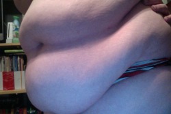 jigglybellies:  bigheathyr:  Woke up this morning and felt fatter than normal! Thought I would share with ya!  That looks so squeezable!! 