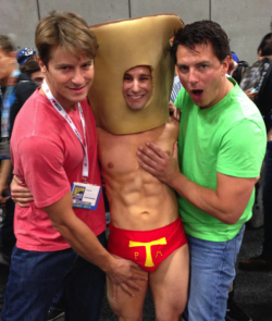 gaycomicgeek:  http://gaycomicgeek.com/john-barrowman-doesnt-mind-grabbing-fans-inappropriately-why-have-i-not-met-him-yet/I have been a fan of John Barrowman since his Doctor Who days. He just radiates awesomeness. He seems to have lots of fun with his