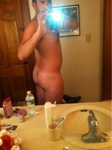 Sex no-pants-on:  Scott Evans’ naked selfies pictures