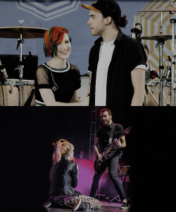 onedimore:  “After taking time to consider how to move forward, we ultimately found that we really do believe Paramore can and should continue on. And so we will.“   la tristezza in questi giorni