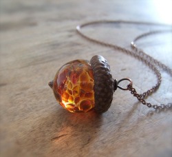 yyyoureverysmileee:  sosuperawesome:  Glass acorn necklaces by BullseyeBeads  i fucking want all of them. 