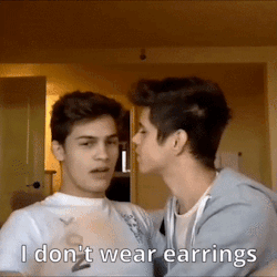 navigaero:reblog if you don’t wear earrings and you’re gay