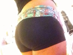 forever-p-o-r-n:  Uploading this to show you what a volleyball players ass should look like(; yeah it’s me in yoga shorts