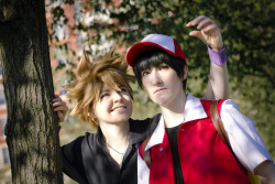 amaradonis:   I’ll take this one, then! In which Green wants to steal a hat he can’t even put on because of his ridiculous hair. Rival Green - amaradonis Trainer Red - @knightarcana Blue - @supitscarrie photographer - @gryfeathr  omake: 