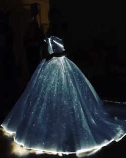 sixpenceee:  Claire Danes’ dress at the MetGala leaves me breathless. (Source)  Cinderella dress from heaven 😍😍😍