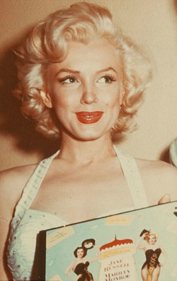 Marilyn Monroe in 1953.http://www.suicidebetties.club/pinupgirlcentral/Marilyn-Monroe-