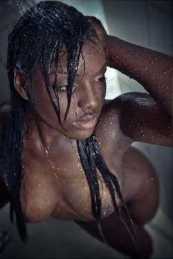 ebonynsfwxxx6nsfw:  Check out http://bit.ly/BestEbonyGifs2015 for more  showering with her will be funny