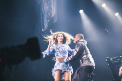 yivialo:  Jay Z surprising Beyoncé on stage