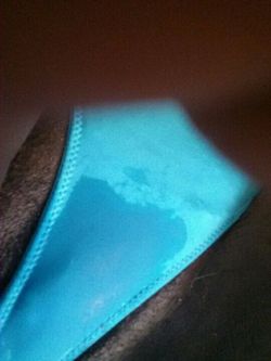 tikannisky:  Fuck my thing is so wet you can see a glimpse of my clit peek thru  Mmmm yes I luv a good clit bulge
