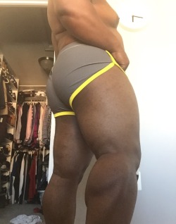 damnuthick2:  Swim trunks on, join me in