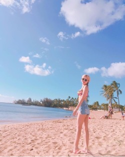 doyoulivealone:  LE in Hawaii 🌴
