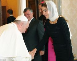 herpette:  saddestgirlof2015:  royaltyspeaking: The Pope broke with tradition and bowed to Muslim Queen Rania of Jordan while she and her husband, King Abdullah, visited the Pope at the Vatican. Protocol usually dictates that visitors to the Vatican bow