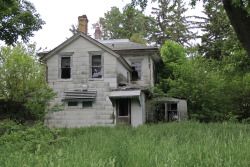 little-honeybeee:  last love house No one lived here other then some farm cats 