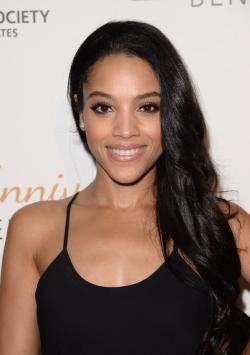 lenadreamsingold:  firstoffletmesayi:  freekumdress:  what type of flawless family?  Who’s on the left?   Bianca Lawson, their step-sister. 