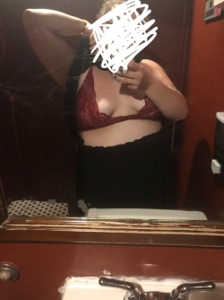 metahoney:  Never met a bathroom mirror I didn’t wanna pull my tits out in