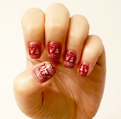nailpornography:  im obsessed with fair isle print!submitted by kalikinalike these nails? GO VOTE