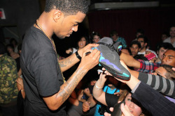 pmfldn:  hes gettin his 8’s signed :o  dunno wether thats dope or stupid aha    i dont think its stupid at all. i mean kid cudi has some shoe game. its a bit of a switch. most ppl would want an autograph signed on a piece of paper. its definitely