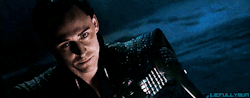 hiddlestonmadness:  i-am-loki-of-asgard-and-i-just:  liemunade:  Try to figure out what’s wrong with this picture.  THIS ACTUALLY SCARED ME OK? I’M SORRY  that is the coolest thing ever! 