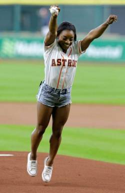 divalocity:  Gymnast Simone Biles threw out the first pitch at the Houston Astros game on Monday!   Photography Credit: Melissa Phillip/Houston Chronicle 