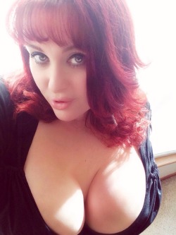 thenewbojay:  Loves me some SERIOUS cleavage