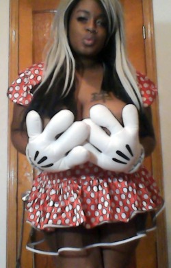 KillerQueen sports her minny mouse hands
