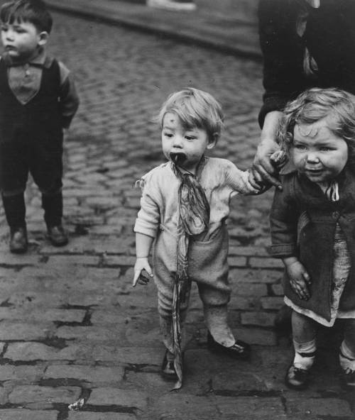Bill Brandt - Children in Sheffield, 1937. Nudes &amp; Noises  