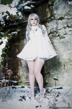 hexhypoxia:  “Snow Doll”Photos by J Isobel De Lisledress by Dolls Killnecklace by Ugly Shylacontacts by Pinky Paradiselipstick by Lime CrimeI am so so beyond in love with this set! to see the FULL thing, check it out here! https://www.zivity.com/models/he
