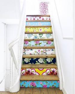 thisoldapt:  Use a mix of fun (and free!) wallpaper scraps to wake up stair risers VIA Inside Outside Magazine 