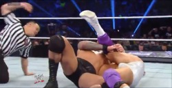 jennifersteele:  Couldn’t help but notice this on SmackDown. Good form, Damien!