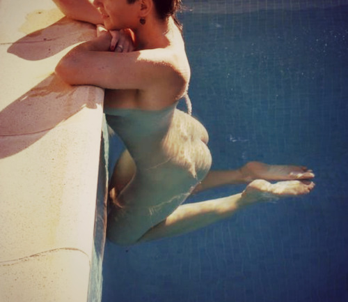 Sua linda esposa adora se exibir na piscina do condomínio. Haja cornitude 