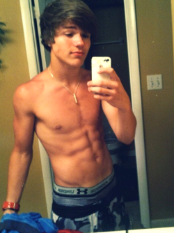 randomjocks:  Nice sag in the Under Armour and board shorts. Nice abs too! 