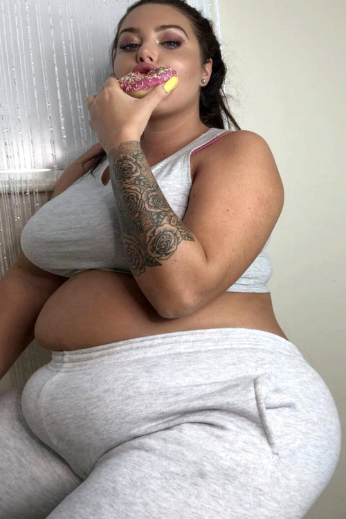 neptitudeplus:  Goddess Shar knows breakfast is over when her upper belly, her lower belly, and her elastic waistband all make up one un-interrupted bulge.