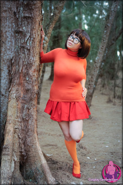 curiouskender:  cosnakedplay:Velma Dinkley - Scooby Doo  Hot