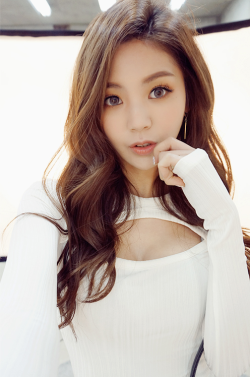 korean-dreams-girls:  Lee Chae Eun - Selcas 