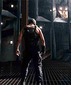 leagueofbane:  I need to talk about this. Tom Hardy’s choices on how Bane moves throughout TDKR are brilliant. Take this scene for example. Notice how Bane does not twist at the waist at all. He turns his body through the movement of his legs, not his