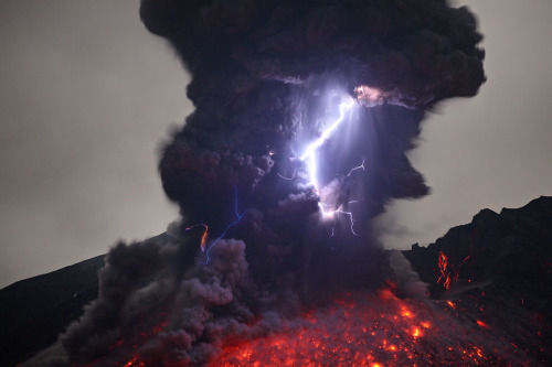 XXX rhamphotheca:  Terrifying Volcanic Lightning photo