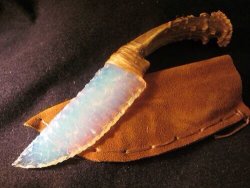 bibidebabideboo:“「ファイアーオパールのナイフ」。ネイティブ・アメリカンのチェロキー族の人々が使っていたファイアーオパールで出来たナイフです。アメリカ南東部に住む先住民族で、現在ではチェロキーインディアン美術館に伝統の品々が収められています。書肆ゲンシシャでは武具に関する本を扱っています。”(書肆ゲンシシャ/幻視者の集い(@Book_Genshisha)さん