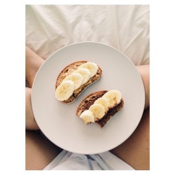 Sometimes a girls gotta have some bad carbs! Chilling in bed studying for bio with all natural cacao pb+banana on pane di casa #vegan#yum#instafood#pb