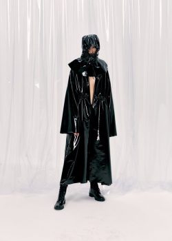 Russian womenswear label Alisa Kuzembaeva unveiled her offering for Spring/Summer 2018. The collection devoted to a Russian expression: « упакованная женщина », literally translating « packaged woman ». features strong shapes and