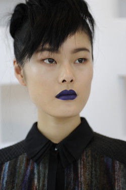 continuants:  huffpostbeauty:  Ann Yee’s Fall 2014 Makeup Is All About Midnight Blue Lips SWOOOOOOOON.   yaaaaaassssss