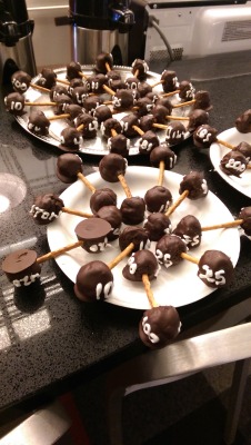stevencrewniverse:  We’re back on the air! In honor of our new episode tonight, the Crewniverse is sharing CAKE-POP &amp; PRETZEL DUMBELLS! Let’s get beefy! Made by Emily Walus &amp; Steven Sugar. Thanks guys!