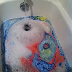 reoffend:  My bath bomb decided to turn my bath into a Van Gough painting  i wish my baths were this pretty 