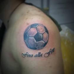 #tattooblack #tattoo #tatuaje #ink #inked #inkedup #tattoonegro #blackink #blacktattoo #blackandgray #sombras #sombra #pelota #gabodiaz04 #barquisimeto #venezuela #lara #football #soccerball #soccer