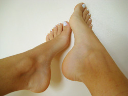 luv4hertoes:  Nice toes and arches