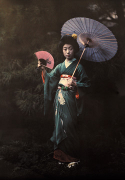 taishou-kun:  natgeofound:  A Geisha girl poses in her Kimono in Kyoto, June 1927.Photograph by Franklin Price Knott, National Geographic   Franklin Price Knott (1854-1930)A Geisha girl poses in her kimono in Kyoto for National Geographic - Japan - June