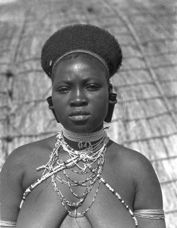 iluvsouthernafrica:  South Africa: Zulu woman in Nocombotshe, Msinga district, KwaZulu-Natal Province (date unknown) 
