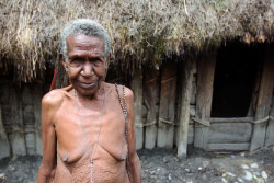   Papuan   Dani   woman, via Yaiza Schmöhe Ollero.  