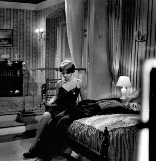   Françoise Arnoul durant le tournage du film de Pierre Chenal La bête à l'affut, costumes par Christian Dior, 1959. Photographie de Pierre Le Fauconnier.  