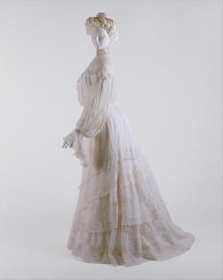 mimic-of-modes:  Lingerie dress, 1902-1904; cottonMetropolitan Museum of Art   1994.192.18a–c; Gift of Mrs. Oscar de la Renta
