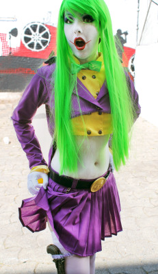 comicbookcosplay:  The Joker, female version. Cosplayer is me: www.facebook.com/Florbcosplay   Love the hair